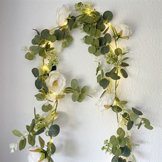 LED-lyskæde med champagnefarvede roser og eucalyptusblade